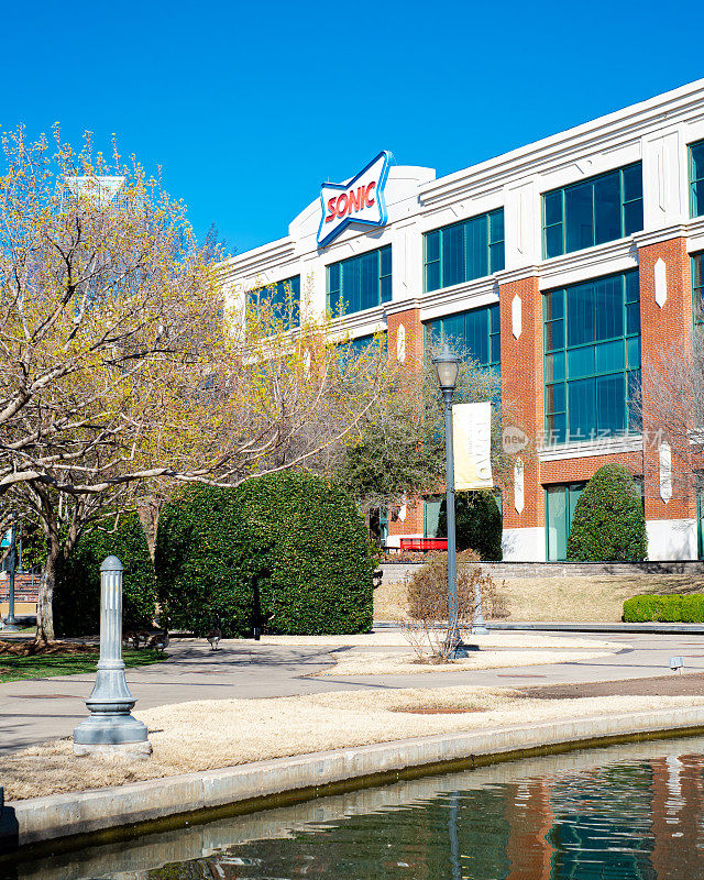 河畔Sonic Drive-In公司总部位于布里克敦，以俄克拉何马州市中心的建筑为背景，是Inspire Brands旗下的美国免下车快餐连锁店